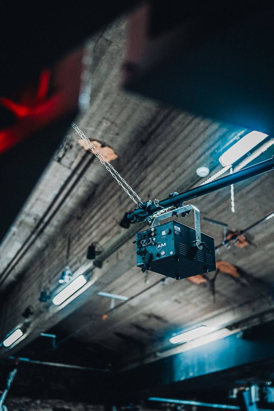Projecteurs accrochés au plafond