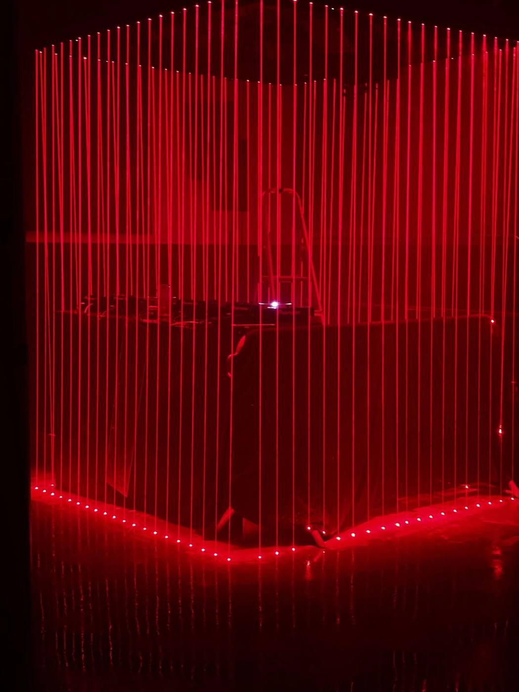 The Cage autour de la cabine DJ