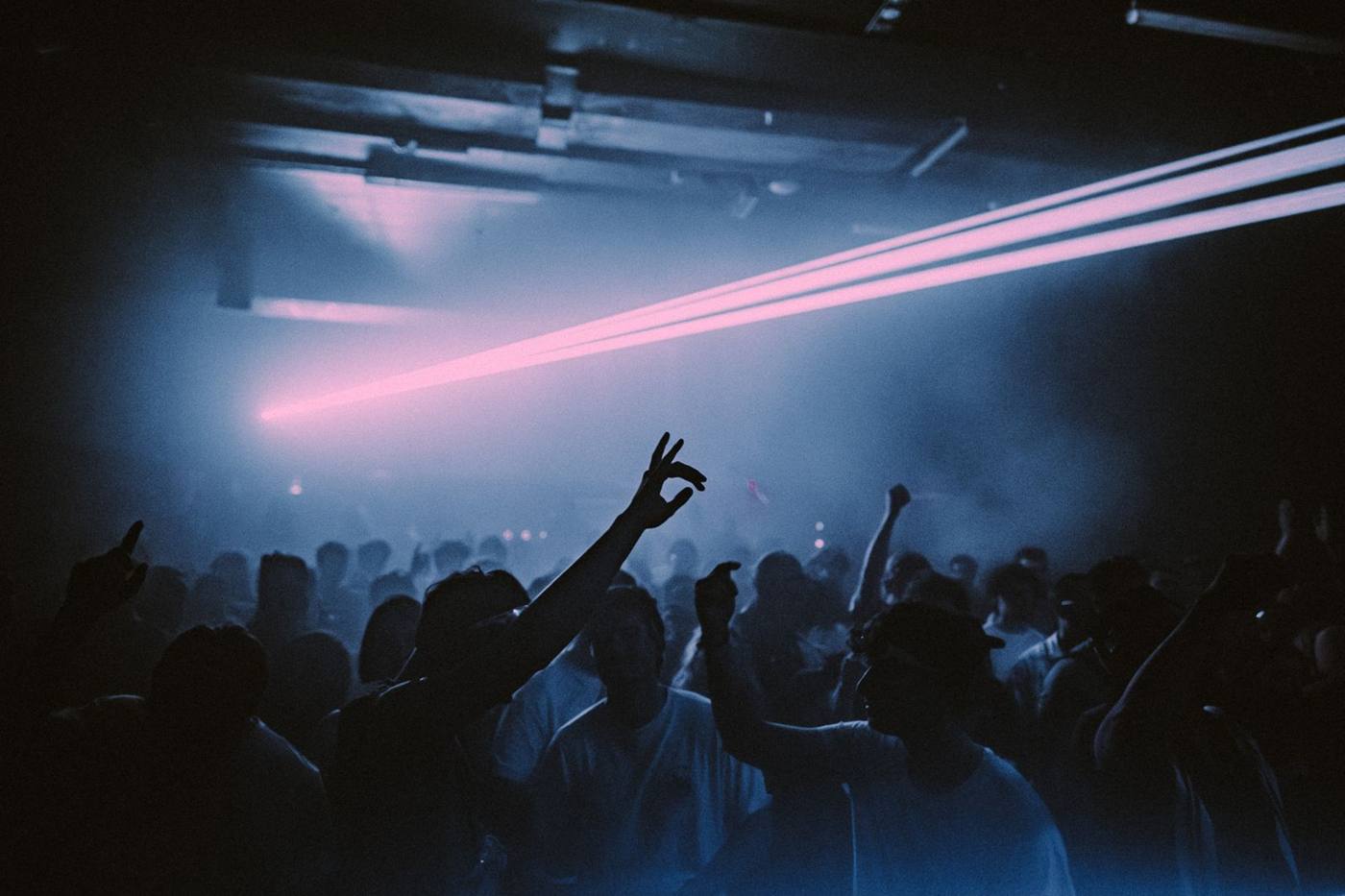 Laser rose au-dessus de la foule